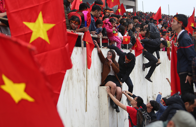 Sân Mỹ Đình quá tải trong trận chung kết, nhiều người bị thương